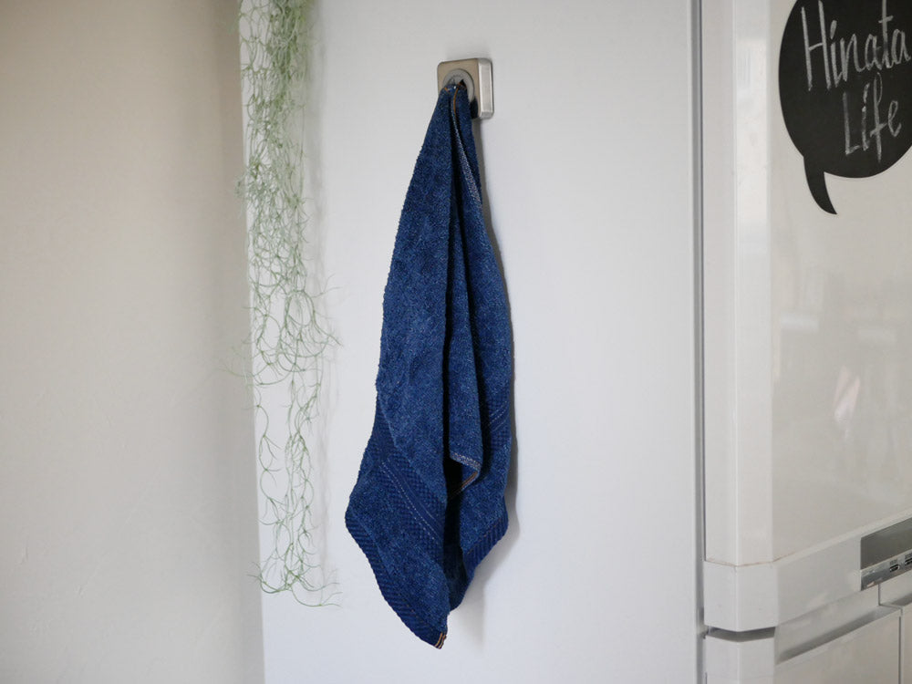 DULTONのステンレスタオルホルダーが浴室に掛けられている