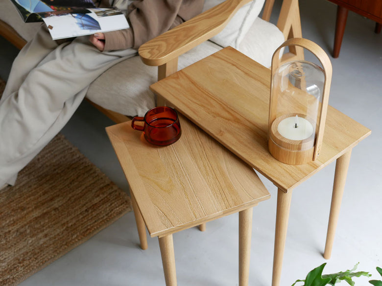 チーク製ネストテーブル上の花束