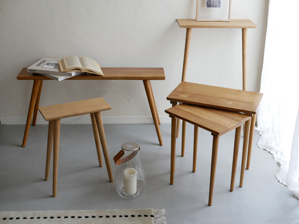 Comore Sunのチークネストテーブルと花鉢