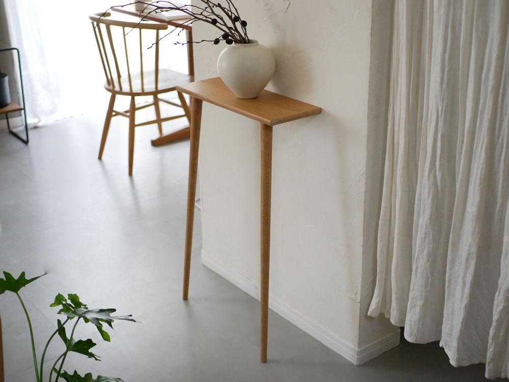 チーク製コンソールテーブルと花鉢、木製小物