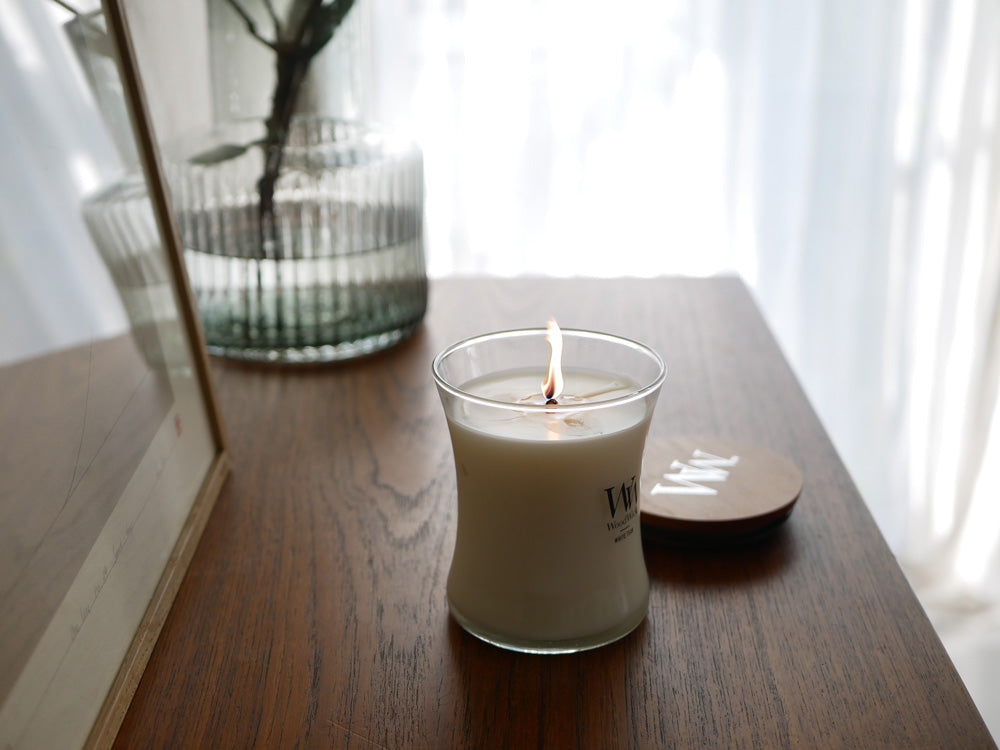 食器とカメヤマキャンドルが並ぶテーブル