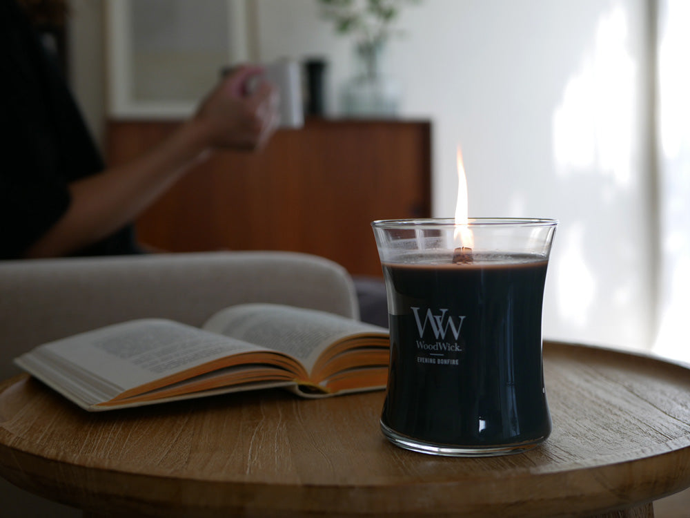 カメヤマキャンドルの木製芯入りWoodWickキャンドルとガラスホルダー