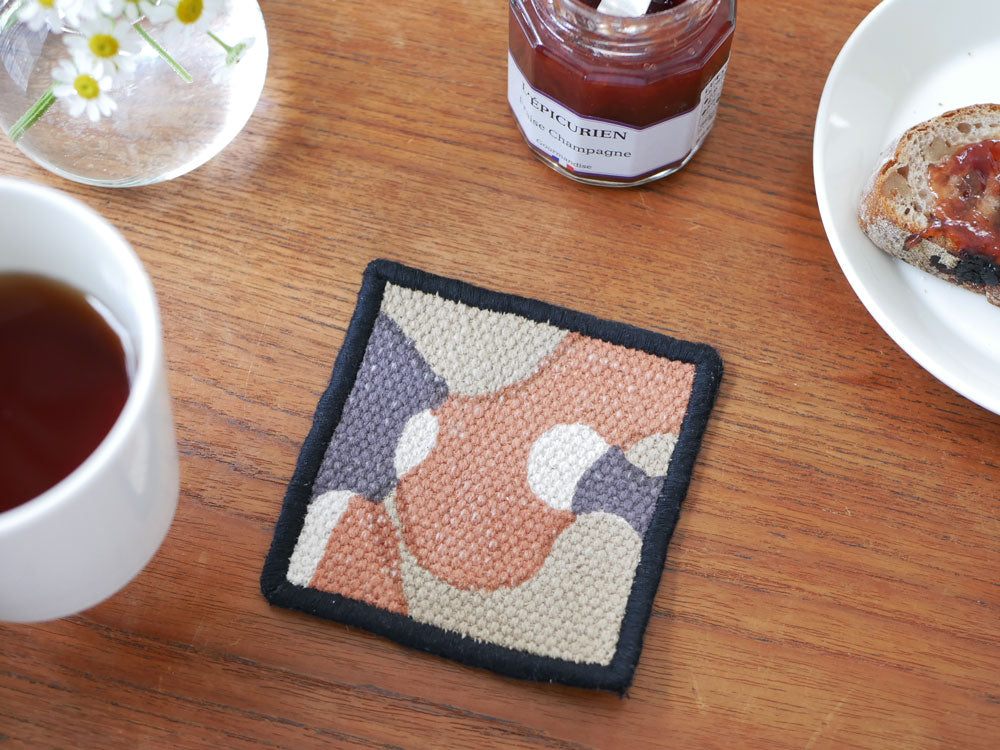 【adepeche/アデペシュ】アクセントになるテーブルファブリック