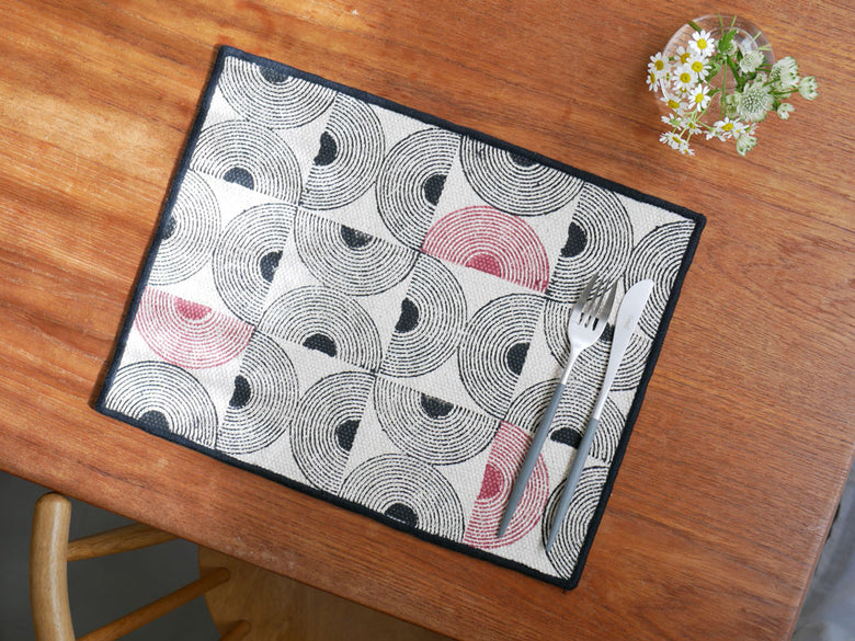 【adepeche/アデペシュ】アクセントになるテーブルファブリック