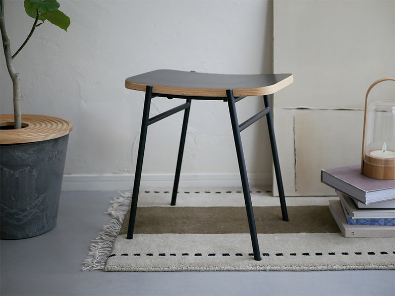 【NOWHERE LIKE HOME】KAPELL繊細なカーブが美しいスツール