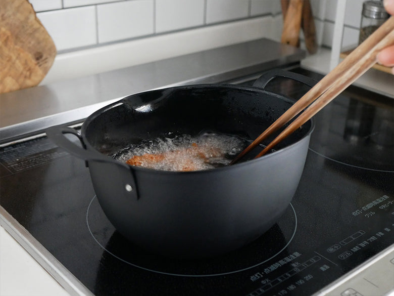 【aikata /アイカタ】楕円形のコンパクト鉄製揚げ鍋