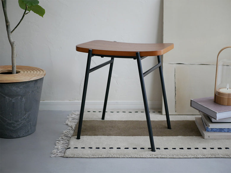 【NOWHERE LIKE HOME】KAPELL繊細なカーブが美しいスツール