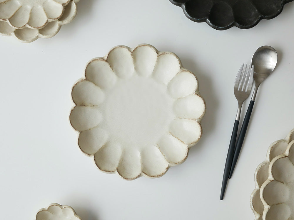 【TOJIKITONYA/トウジキトンヤ】ぽってりとした花皿 リンカ