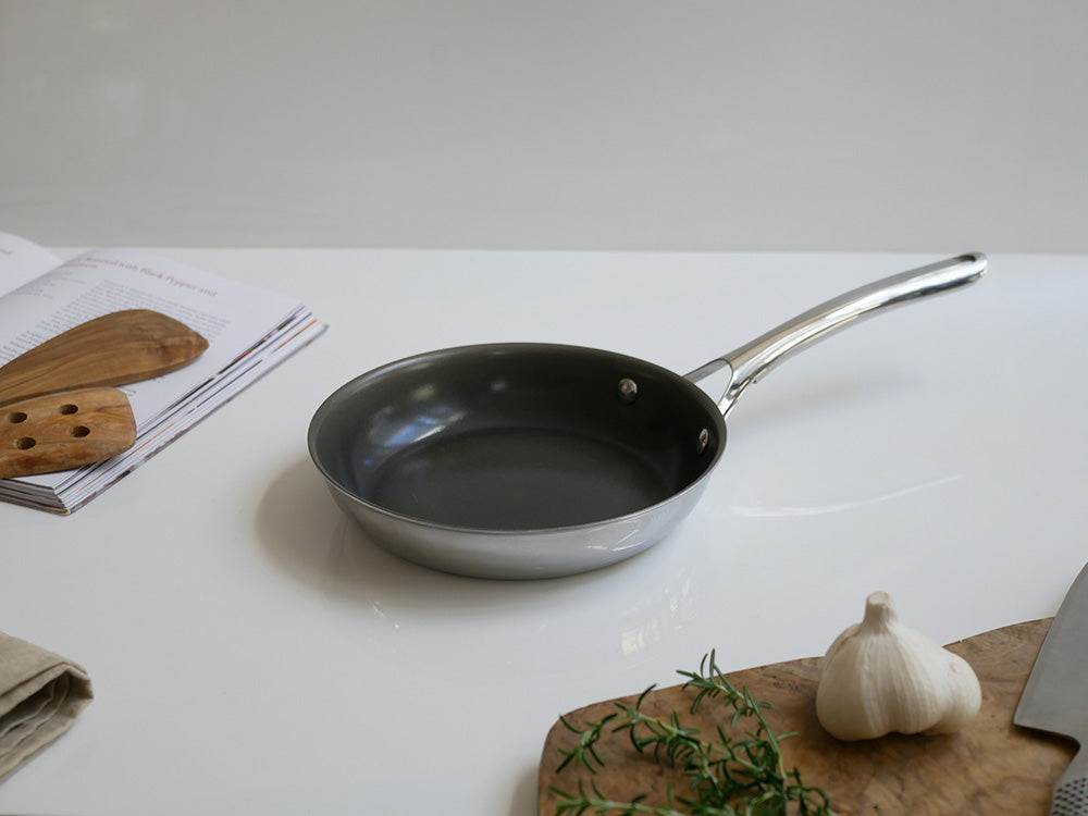 CORELLE/コレール】こびりつきにくい次世代フライパン｜【公式】ひなた