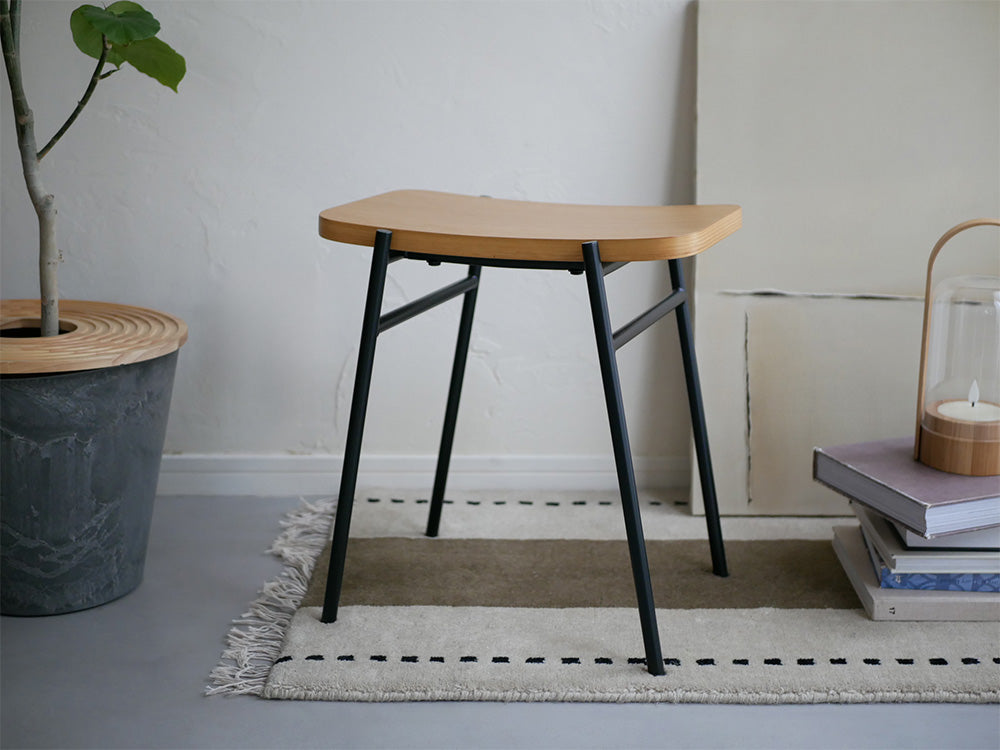 【NOWHERE LIKE HOME】KAPELL繊細なカーブが美しいスツール